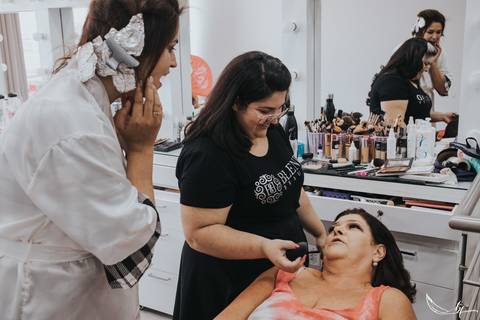 Maquiagem; Making of; Noiva; Noivo; Pré Wedding; Street Wedding; Celina Munhoz; Adriana Kruger; Manu Garcia; Camarim Madri; Wandering Wedding; São Francisco de Paula; Fotografia de Casal; Fotografia de Casamento; Pré Wedding; São Leopoldo; Belo Horizonte;'