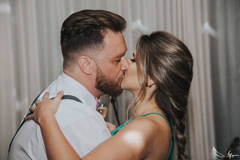 Maquiagem; Making of; Noiva; Noivo; Pré Wedding; Street Wedding; Celina Munhoz; Adriana Kruger; Manu Garcia; Camarim Madri; Wandering Wedding; São Francisco de Paula; Fotografia de Casal; Fotografia de Casamento; Pré Wedding; São Leopoldo; Belo Horizonte;'