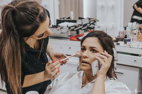 Maquiagem; Making of; Noiva; Noivo; Pré Wedding; Street Wedding; Celina Munhoz; Adriana Kruger; Manu Garcia; Camarim Madri; Wandering Wedding; São Francisco de Paula; Fotografia de Casal; Fotografia de Casamento; Pré Wedding; São Leopoldo; Belo Horizonte;'