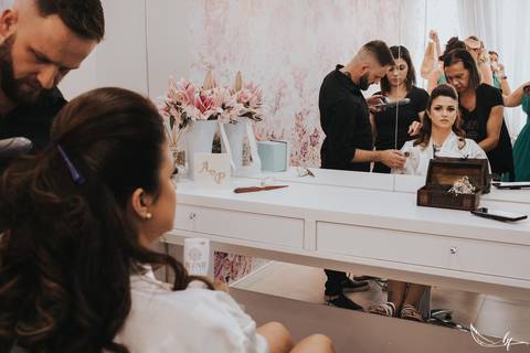 Maquiagem; Making of; Noiva; Noivo; Pré Wedding; Street Wedding; Celina Munhoz; Adriana Kruger; Manu Garcia; Camarim Madri; Wandering Wedding; São Francisco de Paula; Fotografia de Casal; Fotografia de Casamento; Pré Wedding; São Leopoldo; Belo Horizonte;'