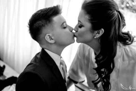 Maquiagem; Making of; Noiva; Noivo; Pré Wedding; Street Wedding; Celina Munhoz; Adriana Kruger; Manu Garcia; Camarim Madri; Wandering Wedding; São Francisco de Paula; Fotografia de Casal; Fotografia de Casamento; Pré Wedding; São Leopoldo; Belo Horizonte;'