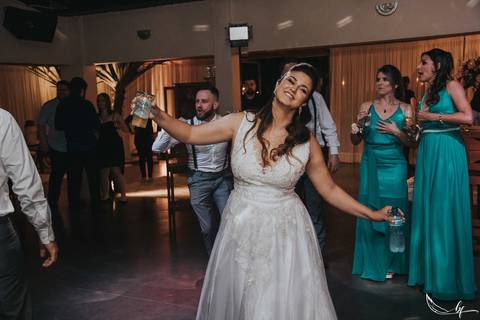 Maquiagem; Making of; Noiva; Noivo; Pré Wedding; Street Wedding; Celina Munhoz; Adriana Kruger; Manu Garcia; Camarim Madri; Wandering Wedding; São Francisco de Paula; Fotografia de Casal; Fotografia de Casamento; Pré Wedding; São Leopoldo; Belo Horizonte;'