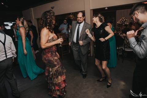 Maquiagem; Making of; Noiva; Noivo; Pré Wedding; Street Wedding; Celina Munhoz; Adriana Kruger; Manu Garcia; Camarim Madri; Wandering Wedding; São Francisco de Paula; Fotografia de Casal; Fotografia de Casamento; Pré Wedding; São Leopoldo; Belo Horizonte;'