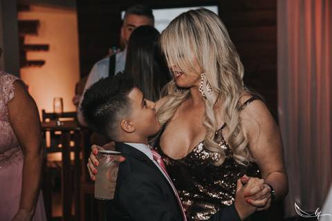 Maquiagem; Making of; Noiva; Noivo; Pré Wedding; Street Wedding; Celina Munhoz; Adriana Kruger; Manu Garcia; Camarim Madri; Wandering Wedding; São Francisco de Paula; Fotografia de Casal; Fotografia de Casamento; Pré Wedding; São Leopoldo; Belo Horizonte;'