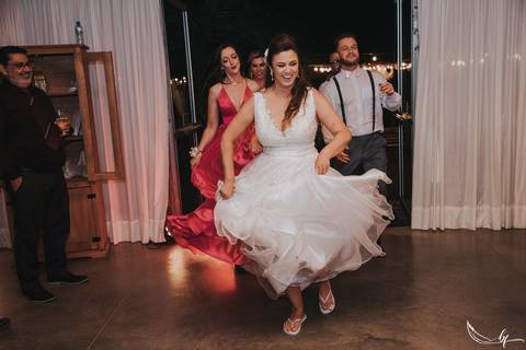 Maquiagem; Making of; Noiva; Noivo; Pré Wedding; Street Wedding; Celina Munhoz; Adriana Kruger; Manu Garcia; Camarim Madri; Wandering Wedding; São Francisco de Paula; Fotografia de Casal; Fotografia de Casamento; Pré Wedding; São Leopoldo; Belo Horizonte;'