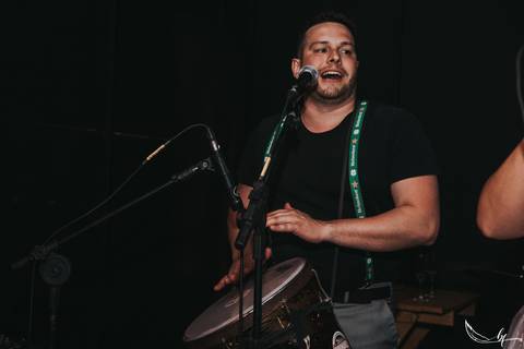 Maquiagem; Making of; Noiva; Noivo; Pré Wedding; Street Wedding; Celina Munhoz; Adriana Kruger; Manu Garcia; Camarim Madri; Wandering Wedding; São Francisco de Paula; Fotografia de Casal; Fotografia de Casamento; Pré Wedding; São Leopoldo; Belo Horizonte;'