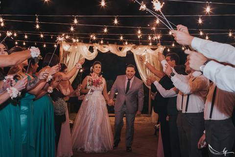 Maquiagem; Making of; Noiva; Noivo; Pré Wedding; Street Wedding; Celina Munhoz; Adriana Kruger; Manu Garcia; Camarim Madri; Wandering Wedding; São Francisco de Paula; Fotografia de Casal; Fotografia de Casamento; Pré Wedding; São Leopoldo; Belo Horizonte;'