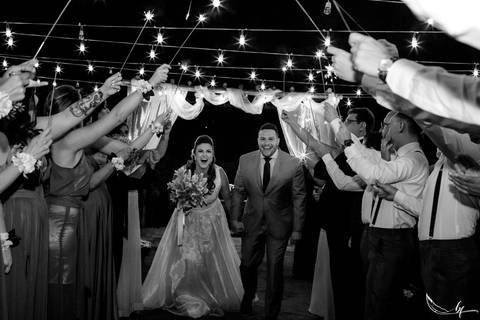 Maquiagem; Making of; Noiva; Noivo; Pré Wedding; Street Wedding; Celina Munhoz; Adriana Kruger; Manu Garcia; Camarim Madri; Wandering Wedding; São Francisco de Paula; Fotografia de Casal; Fotografia de Casamento; Pré Wedding; São Leopoldo; Belo Horizonte;'