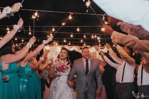 Maquiagem; Making of; Noiva; Noivo; Pré Wedding; Street Wedding; Celina Munhoz; Adriana Kruger; Manu Garcia; Camarim Madri; Wandering Wedding; São Francisco de Paula; Fotografia de Casal; Fotografia de Casamento; Pré Wedding; São Leopoldo; Belo Horizonte;'