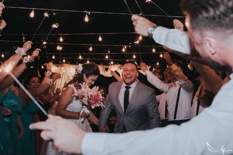 Maquiagem; Making of; Noiva; Noivo; Pré Wedding; Street Wedding; Celina Munhoz; Adriana Kruger; Manu Garcia; Camarim Madri; Wandering Wedding; São Francisco de Paula; Fotografia de Casal; Fotografia de Casamento; Pré Wedding; São Leopoldo; Belo Horizonte;'