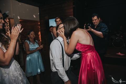 Maquiagem; Making of; Noiva; Noivo; Pré Wedding; Street Wedding; Celina Munhoz; Adriana Kruger; Manu Garcia; Camarim Madri; Wandering Wedding; São Francisco de Paula; Fotografia de Casal; Fotografia de Casamento; Pré Wedding; São Leopoldo; Belo Horizonte;'