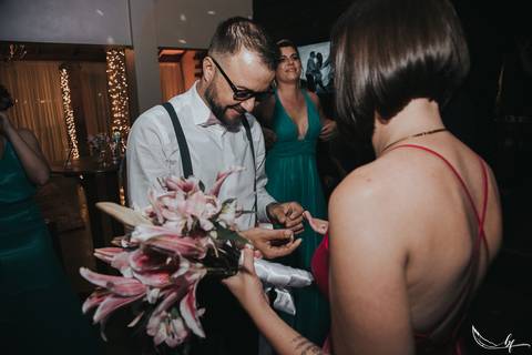 Maquiagem; Making of; Noiva; Noivo; Pré Wedding; Street Wedding; Celina Munhoz; Adriana Kruger; Manu Garcia; Camarim Madri; Wandering Wedding; São Francisco de Paula; Fotografia de Casal; Fotografia de Casamento; Pré Wedding; São Leopoldo; Belo Horizonte;'