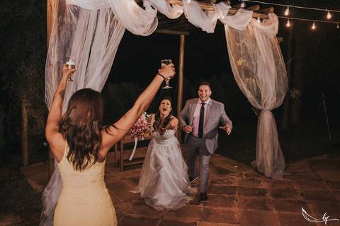 Maquiagem; Making of; Noiva; Noivo; Pré Wedding; Street Wedding; Celina Munhoz; Adriana Kruger; Manu Garcia; Camarim Madri; Wandering Wedding; São Francisco de Paula; Fotografia de Casal; Fotografia de Casamento; Pré Wedding; São Leopoldo; Belo Horizonte;'