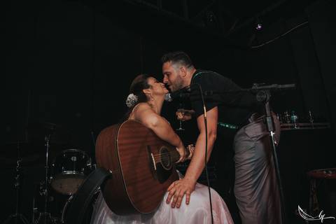 Maquiagem; Making of; Noiva; Noivo; Pré Wedding; Street Wedding; Celina Munhoz; Adriana Kruger; Manu Garcia; Camarim Madri; Wandering Wedding; São Francisco de Paula; Fotografia de Casal; Fotografia de Casamento; Pré Wedding; São Leopoldo; Belo Horizonte;'