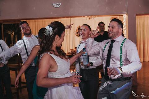 Maquiagem; Making of; Noiva; Noivo; Pré Wedding; Street Wedding; Celina Munhoz; Adriana Kruger; Manu Garcia; Camarim Madri; Wandering Wedding; São Francisco de Paula; Fotografia de Casal; Fotografia de Casamento; Pré Wedding; São Leopoldo; Belo Horizonte;'