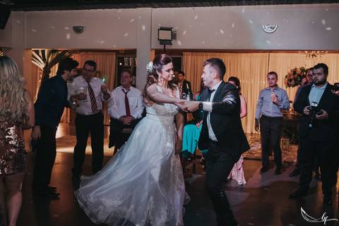 Maquiagem; Making of; Noiva; Noivo; Pré Wedding; Street Wedding; Celina Munhoz; Adriana Kruger; Manu Garcia; Camarim Madri; Wandering Wedding; São Francisco de Paula; Fotografia de Casal; Fotografia de Casamento; Pré Wedding; São Leopoldo; Belo Horizonte;'