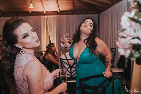 Maquiagem; Making of; Noiva; Noivo; Pré Wedding; Street Wedding; Celina Munhoz; Adriana Kruger; Manu Garcia; Camarim Madri; Wandering Wedding; São Francisco de Paula; Fotografia de Casal; Fotografia de Casamento; Pré Wedding; São Leopoldo; Belo Horizonte;'