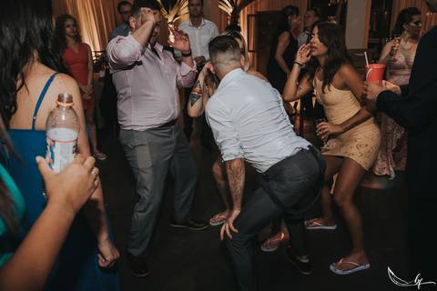 Maquiagem; Making of; Noiva; Noivo; Pré Wedding; Street Wedding; Celina Munhoz; Adriana Kruger; Manu Garcia; Camarim Madri; Wandering Wedding; São Francisco de Paula; Fotografia de Casal; Fotografia de Casamento; Pré Wedding; São Leopoldo; Belo Horizonte;'