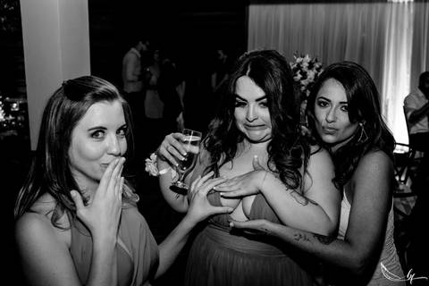 Maquiagem; Making of; Noiva; Noivo; Pré Wedding; Street Wedding; Celina Munhoz; Adriana Kruger; Manu Garcia; Camarim Madri; Wandering Wedding; São Francisco de Paula; Fotografia de Casal; Fotografia de Casamento; Pré Wedding; São Leopoldo; Belo Horizonte;'