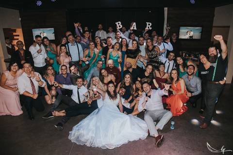 Maquiagem; Making of; Noiva; Noivo; Pré Wedding; Street Wedding; Celina Munhoz; Adriana Kruger; Manu Garcia; Camarim Madri; Wandering Wedding; São Francisco de Paula; Fotografia de Casal; Fotografia de Casamento; Pré Wedding; São Leopoldo; Belo Horizonte;'