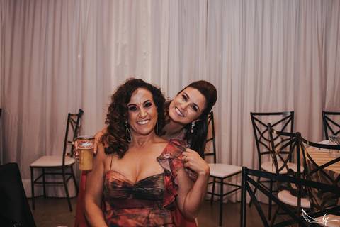 Maquiagem; Making of; Noiva; Noivo; Pré Wedding; Street Wedding; Celina Munhoz; Adriana Kruger; Manu Garcia; Camarim Madri; Wandering Wedding; São Francisco de Paula; Fotografia de Casal; Fotografia de Casamento; Pré Wedding; São Leopoldo; Belo Horizonte;'