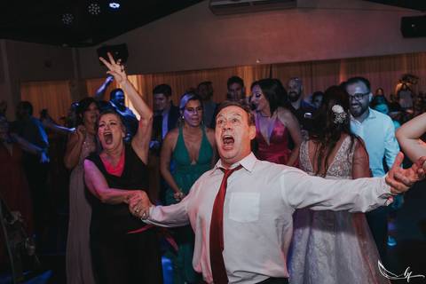 Maquiagem; Making of; Noiva; Noivo; Pré Wedding; Street Wedding; Celina Munhoz; Adriana Kruger; Manu Garcia; Camarim Madri; Wandering Wedding; São Francisco de Paula; Fotografia de Casal; Fotografia de Casamento; Pré Wedding; São Leopoldo; Belo Horizonte;'