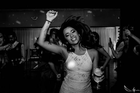 Maquiagem; Making of; Noiva; Noivo; Pré Wedding; Street Wedding; Celina Munhoz; Adriana Kruger; Manu Garcia; Camarim Madri; Wandering Wedding; São Francisco de Paula; Fotografia de Casal; Fotografia de Casamento; Pré Wedding; São Leopoldo; Belo Horizonte;'