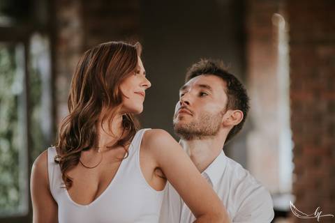 Maquiagem; Making of; Noiva; Noivo; Pré Wedding; Street Wedding; Celina Munhoz; Adriana Kruger; Manu Garcia; Camarim Madri; Wandering Wedding; São Francisco de Paula; Fotografia de Casal; Fotografia de Casamento; Pré Wedding; São Leopoldo; Belo Horizonte;'