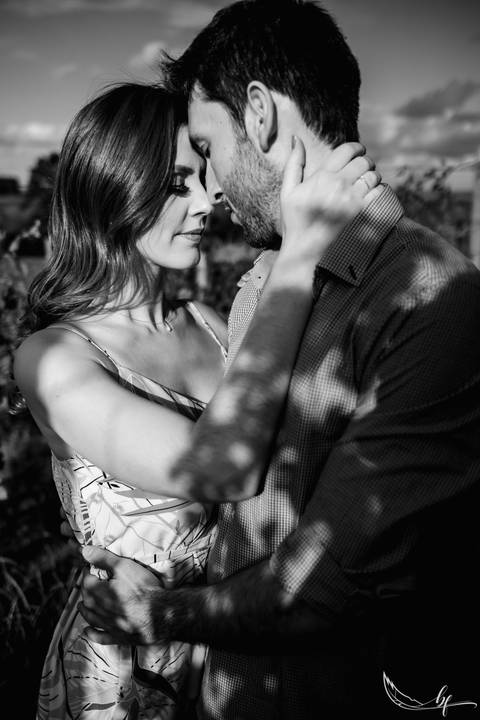 Maquiagem; Making of; Noiva; Noivo; Pré Wedding; Street Wedding; Celina Munhoz; Adriana Kruger; Manu Garcia; Camarim Madri; Wandering Wedding; São Francisco de Paula; Fotografia de Casal; Fotografia de Casamento; Pré Wedding; São Leopoldo; Belo Horizonte;'