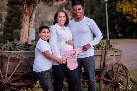 Ensaio Gestante; Mãe de Menina; Fotografia gestante; Fotografia gestante São Leopoldo; Fotografia gestante; Fotografia de família; São Leopoldo; Fotografia com animais; Ensaio de família; Gravidez;'