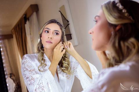 Maquiagem; Making of; Noiva; Noivo; Pré Wedding; Street Wedding; Celina Munhoz; Adriana Kruger; Manu Garcia; Camarim Madri; Wandering Wedding; São Francisco de Paula; Fotografia de Casal; Fotografia de Casamento; Pré Wedding; São Leopoldo; Belo Horizonte;'