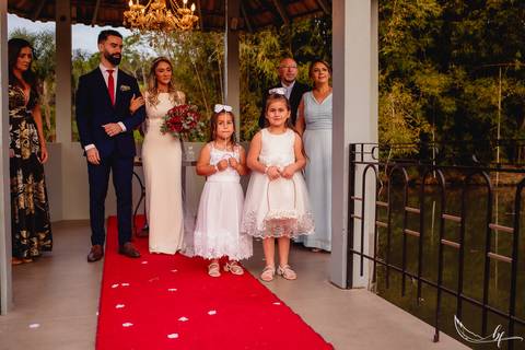 Maquiagem; Making of; Noiva; Noivo; Pré Wedding; Street Wedding; Celina Munhoz; Adriana Kruger; Manu Garcia; Camarim Madri; Wandering Wedding; São Francisco de Paula; Fotografia de Casal; Fotografia de Casamento; Pré Wedding; São Leopoldo; Belo Horizonte;'