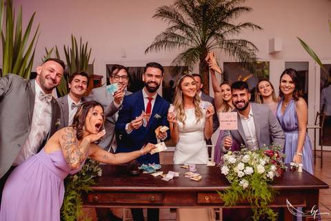 Maquiagem; Making of; Noiva; Noivo; Pré Wedding; Street Wedding; Celina Munhoz; Adriana Kruger; Manu Garcia; Camarim Madri; Wandering Wedding; São Francisco de Paula; Fotografia de Casal; Fotografia de Casamento; Pré Wedding; São Leopoldo; Belo Horizonte;'