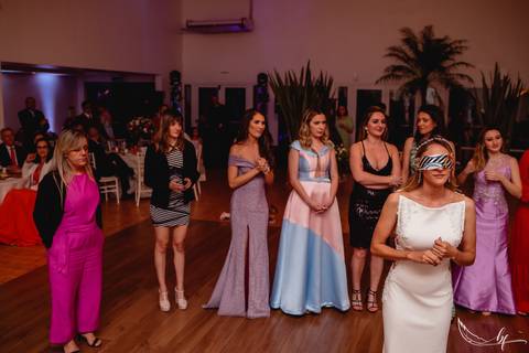 Maquiagem; Making of; Noiva; Noivo; Pré Wedding; Street Wedding; Celina Munhoz; Adriana Kruger; Manu Garcia; Camarim Madri; Wandering Wedding; São Francisco de Paula; Fotografia de Casal; Fotografia de Casamento; Pré Wedding; São Leopoldo; Belo Horizonte;'