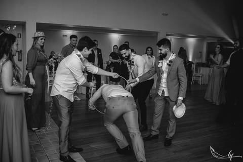 Maquiagem; Making of; Noiva; Noivo; Pré Wedding; Street Wedding; Celina Munhoz; Adriana Kruger; Manu Garcia; Camarim Madri; Wandering Wedding; São Francisco de Paula; Fotografia de Casal; Fotografia de Casamento; Pré Wedding; São Leopoldo; Belo Horizonte;'