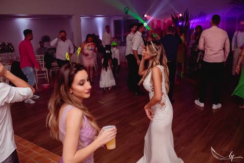 Maquiagem; Making of; Noiva; Noivo; Pré Wedding; Street Wedding; Celina Munhoz; Adriana Kruger; Manu Garcia; Camarim Madri; Wandering Wedding; São Francisco de Paula; Fotografia de Casal; Fotografia de Casamento; Pré Wedding; São Leopoldo; Belo Horizonte;'