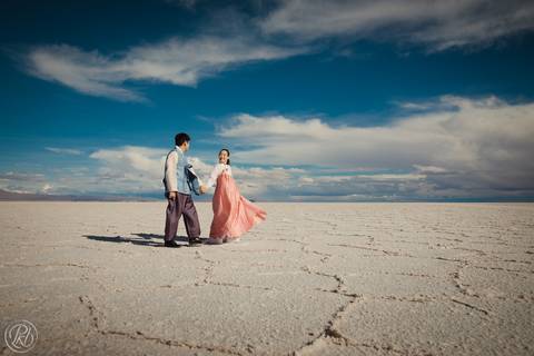 Uyuni Salt Flats Photoshoot, Bolivia Prewedding Salar de Uyuni Korean Couple'