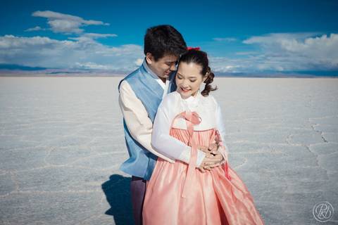 Uyuni Salt Flats Photoshoot, Bolivia Prewedding Salar de Uyuni Korean Couple'