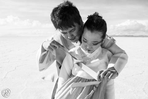 Uyuni Salt Flats Photoshoot, Bolivia Prewedding Salar de Uyuni Korean Couple'