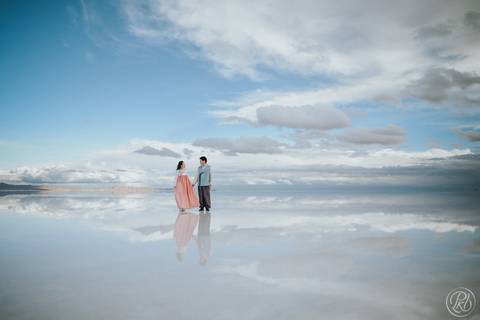 Uyuni Salt Flats Photoshoot, Bolivia Prewedding Salar de Uyuni Korean Couple'
