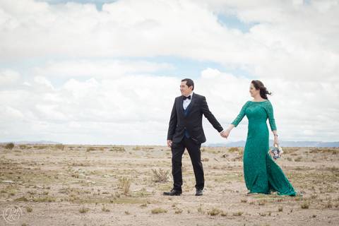 wedding photographer bolivia , Uyuni Salt Flats Photoshoot , Salar de uyuni bolivia Fotografia de bodas '