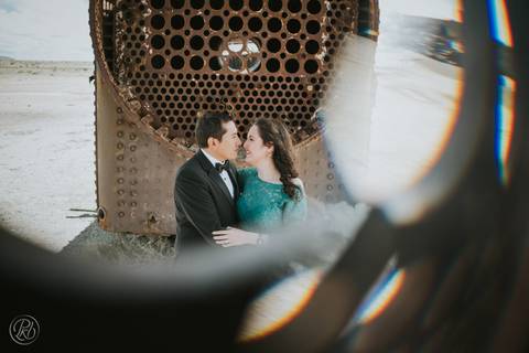 wedding photographer bolivia , Uyuni Salt Flats Photoshoot , Salar de uyuni bolivia Fotografia de bodas '