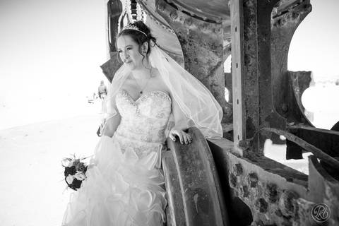 wedding photographer bolivia , Uyuni Salt Flats Photoshoot , Salar de uyuni bolivia Fotografia de bodas '