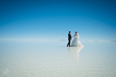 wedding photographer bolivia , Uyuni Salt Flats Photoshoot , Salar de uyuni bolivia Fotografia de bodas '