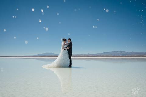 wedding photographer bolivia , Uyuni Salt Flats Photoshoot , Salar de uyuni bolivia Fotografia de bodas '
