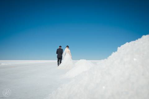wedding photographer bolivia , Uyuni Salt Flats Photoshoot , Salar de uyuni bolivia Fotografia de bodas '