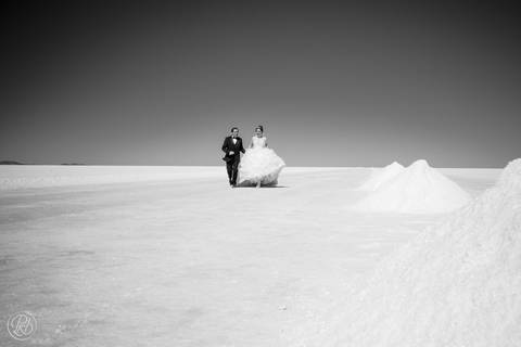 wedding photographer bolivia , Uyuni Salt Flats Photoshoot , Salar de uyuni bolivia Fotografia de bodas '