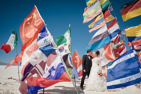 wedding photographer bolivia , Uyuni Salt Flats Photoshoot , Salar de uyuni bolivia Fotografia de bodas '