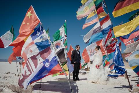 wedding photographer bolivia , Uyuni Salt Flats Photoshoot , Salar de uyuni bolivia Fotografia de bodas '
