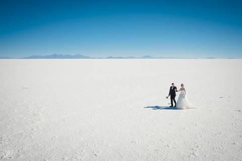 wedding photographer bolivia , Uyuni Salt Flats Photoshoot , Salar de uyuni bolivia Fotografia de bodas '